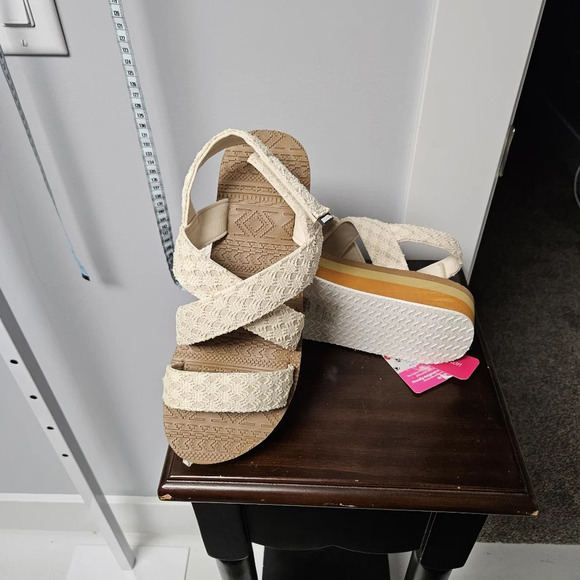 NWT Muk Luk sandals oatmeal color - Picture 6 of 6